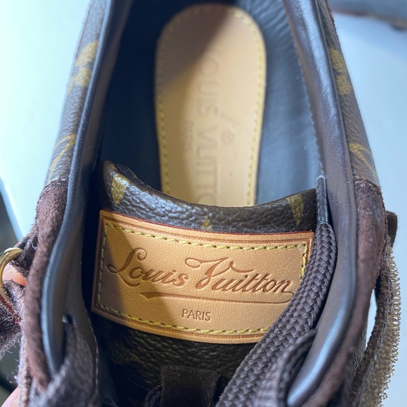 ($400) Louis Vuitton sneakers - Picture 8 of 8